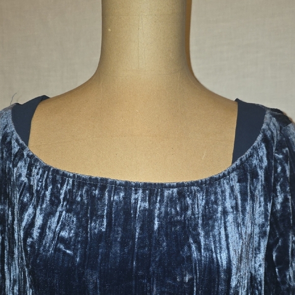 Elegant Black Velvet Dress - Picture 7 of 13